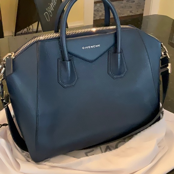 Givenchy Handbags - *GIVENCHY* Amazing Condition! Medium Navy Antigona Handbag WILL TRADE 💝